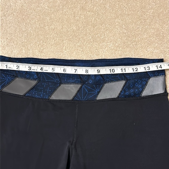 Lululemon black capri leggings with gray and blue inserts size 8 - Picture 4 of 11